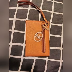 Fashionable wristlet purse 👝